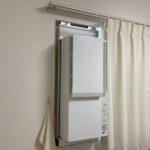 窓用エアコンを取付けた写真（カーテンの模様をNano bananaで消去した）